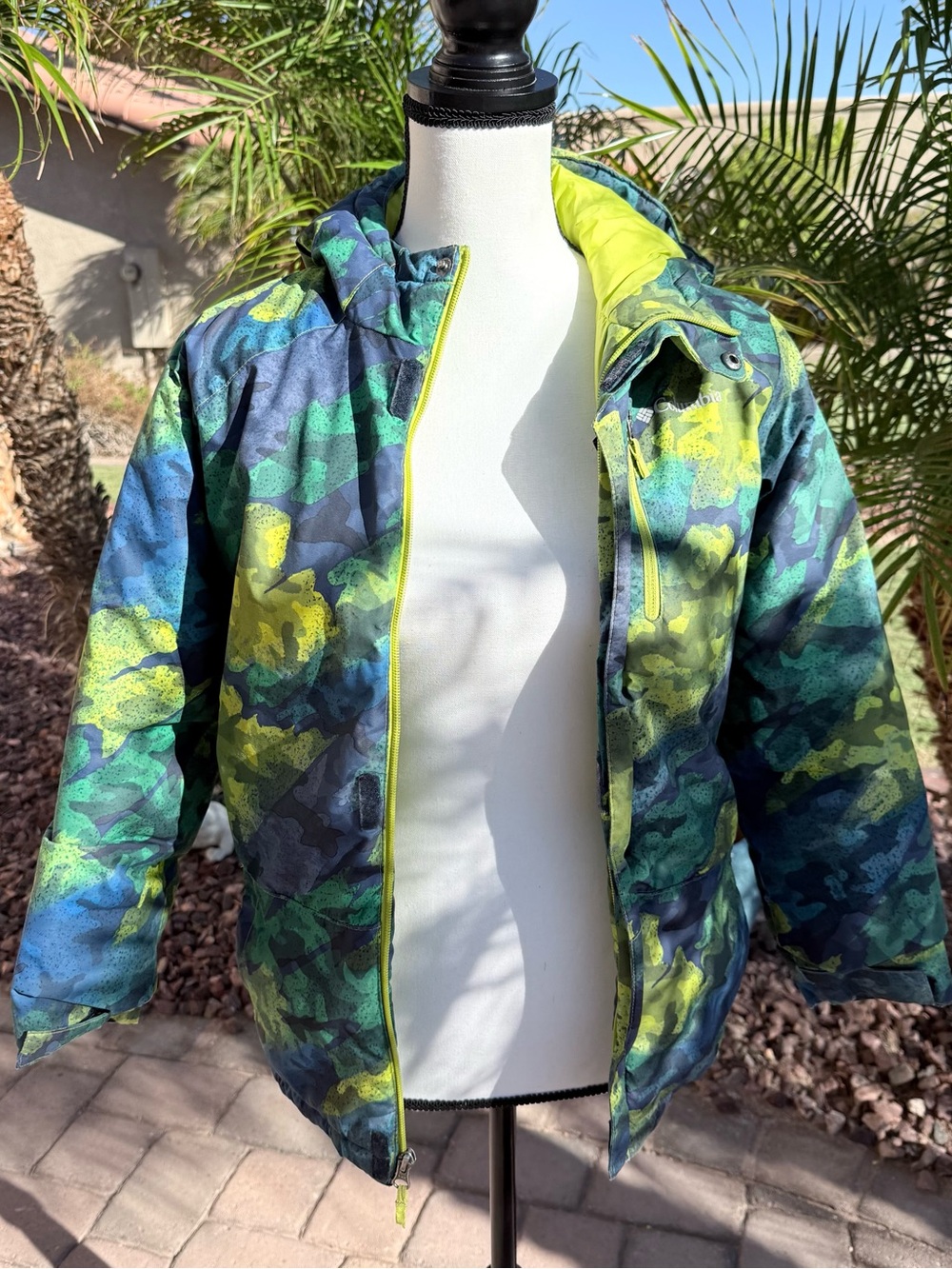 Columbia Kids Green & Blue Camo Puffer Jacket with Neon Trim - Size M (10-12)